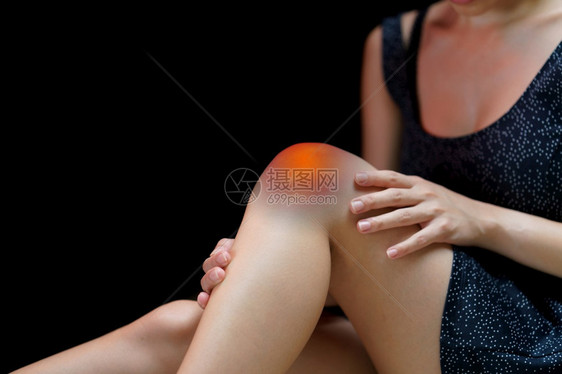膝部疼痛的女性图片