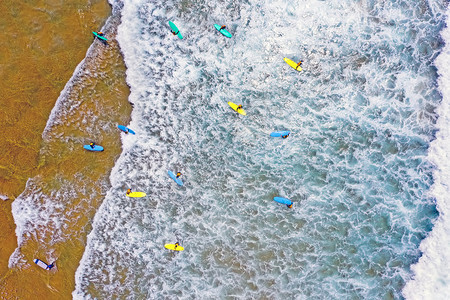 平衡学习来自冲浪者的空中在大西洋海上冲浪课夏天图片