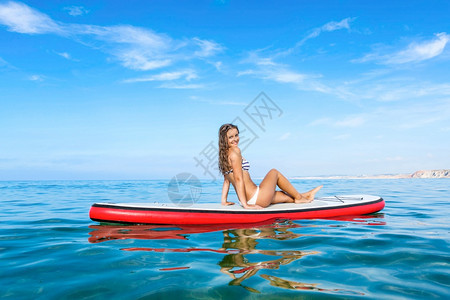 海上冲浪板的泳装美女图片