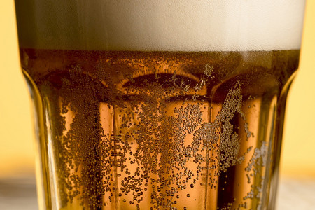 口渴立方体装有金泡的冷啤酒饮料图片