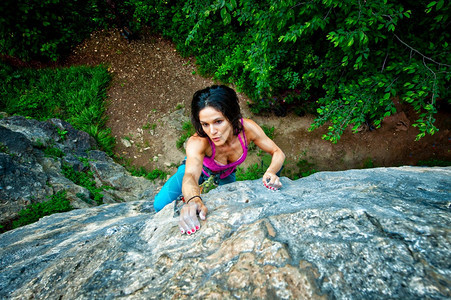 自然美丽的深色头发女孩爬上岩石夏天决心图片