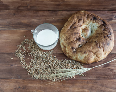 厨师木制背景的面包牛奶和小麦产品白色的图片