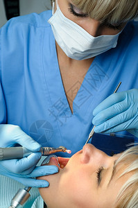 给病人做手术的牙医图片