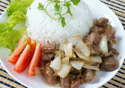 生的越南语材料食品奶油菜营养和美味的饮食配香料炒牛肉洋葱大蒜配沙拉番茄煮饭图片