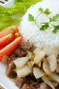 亚洲越南食品奶油菜营养和美味的饮食配香料炒牛肉洋葱大蒜配沙拉番茄煮饭过程城市图片