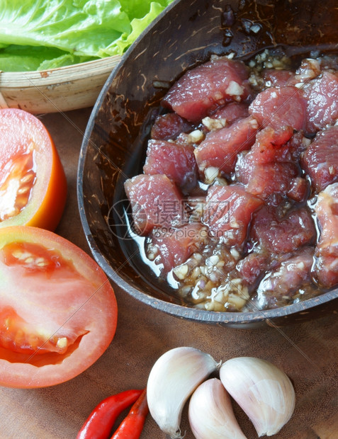 越南食品奶油菜营养和美味的饮食配香料炒牛肉洋葱大蒜配沙拉番茄煮饭豪明摇欲坠图片