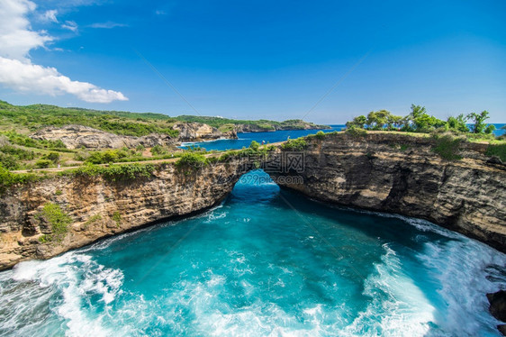 海岸印度尼西亚巴厘NusaPenida海滩破碎的全景印度尼西亚巴厘岛NusaPenida巴厘岛印度尼西亚蓝天空绿松水石色图片