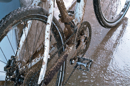 健康运动生锈的白色自行车脏了的白色自行车用脏的白色自行车洗的脏了用的白色自行车洗图片