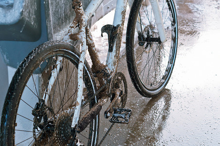 白色自行车脏了的白色自行车用脏的白色自行车洗的脏了用的白色自行车洗绿春天链图片