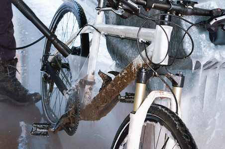 老的循环金属白色自行车脏了的白色自行车用脏的白色自行车洗的脏了用的白色自行车洗图片