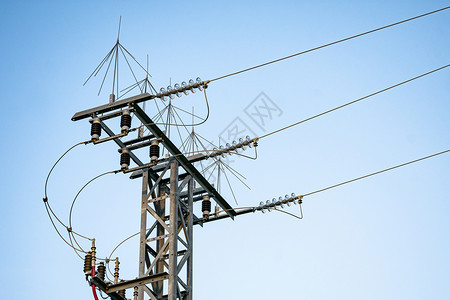 电缆蓝色天空背景电塔的网线和连接元件以蓝天为背景高的轮廓图片