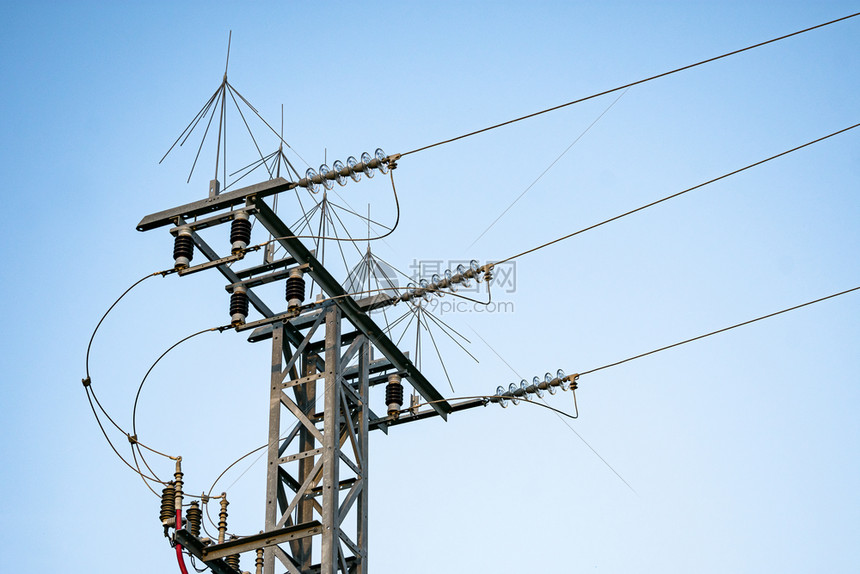 电缆蓝色天空背景电塔的网线和连接元件以蓝天为背景高的轮廓图片