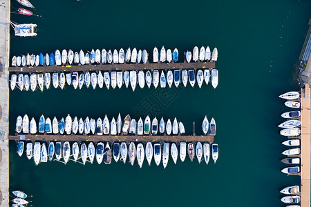 眼睛海意大利贝加莫附近伊塞奥湖洛韦雷港停泊的帆船和游艇空中鸟瞰图高架图片
