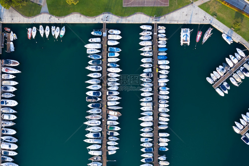 夏天洛弗雷旅游意大利贝加莫附近伊塞奥湖洛韦雷港停泊的帆船和游艇空中鸟瞰图图片