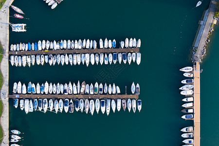 意大利贝加莫附近伊塞奥湖洛韦雷港停泊的帆船和游艇空中鸟瞰图情人白色的高架图片
