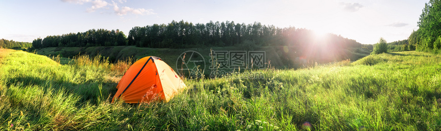 户外草坪上的露营帐篷图片