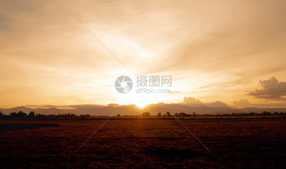 多云的山地景观雨季大云中有阳光照耀的风景户外日出图片