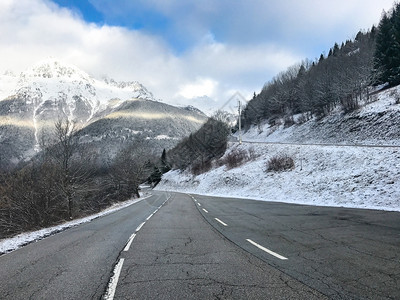 巷道高速公路冬季在山上长途跋涉的公路图片