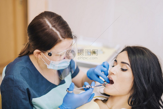 做给病人做麻醉的牙医图片