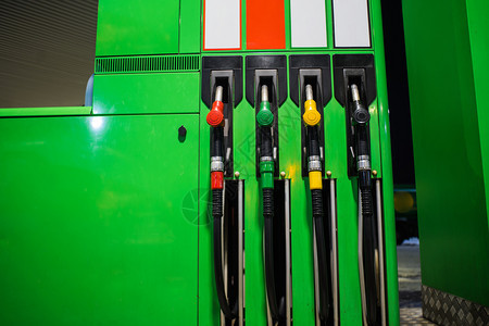 气体乌克兰绿色亮光站上不同颜色的燃料喷嘴黑图片