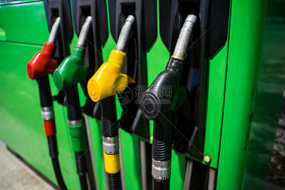 车站绿色亮光上不同颜色的燃料喷嘴行业加仑图片