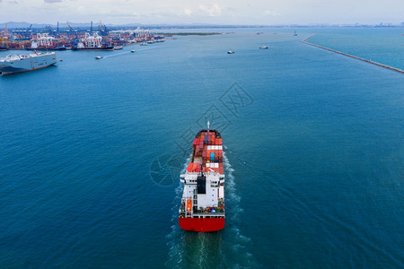 贸易航运卸货对海上集装箱船的空中观航图片