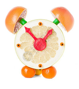 白色背景上孤立的水果和柑橘卷时钟晚餐红色的制作图片