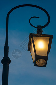 青蓝的天色闪耀着回春式街头灯笼传统的城市镇图片