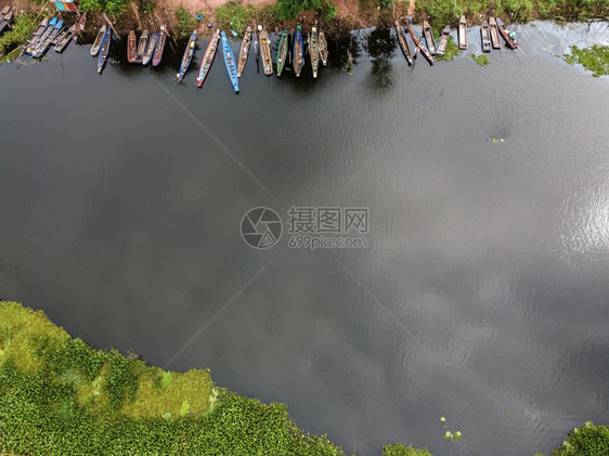 户外蓝色的风景优美许多渔船在环礁湖上降落等待渔获图片