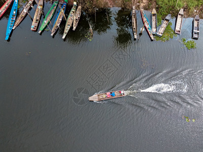 许多渔船在环礁湖上降落等待渔获异国情调抓住泰图片