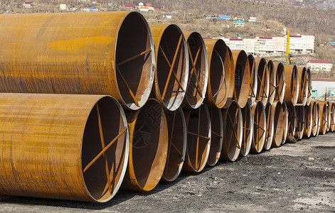工业的土地污水Kamchatka地面上的大型金属管道图片