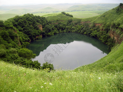 大自然中的湖泊图片