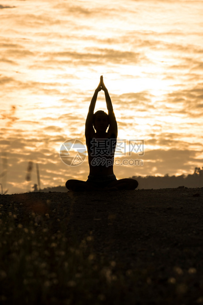练习日落时在山上做瑜伽的年轻女子关心淑图片