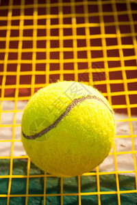 草皮网球和拍黄色在场后面桨运动图片