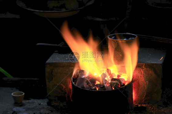 抽象的工作熔炉产生火焰重图片