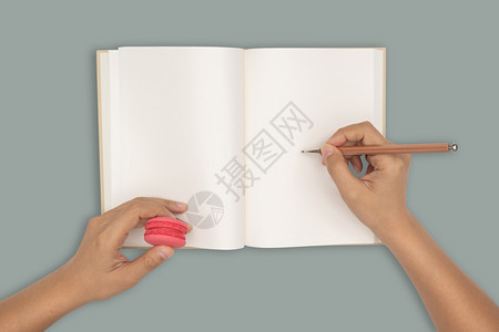 写作目的顶端视图双手握着空白的书展女士图片