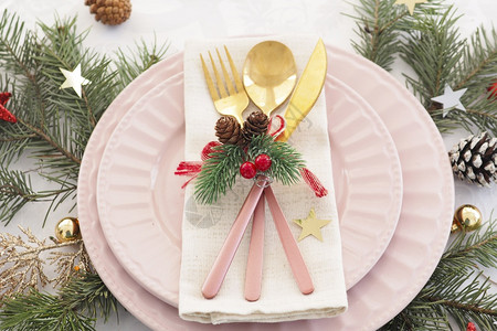 装饰风格锥体规定两个粉红板餐具折木枝锥形球和星的圣诞节桌概念蜡烛背景图片