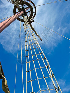 西班牙加仑的马恩斯堡与他的天秤和航行西班牙加仑梯子桅杆主图片