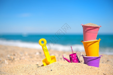 景观户外海滩上多彩的玩具桶塑料图片