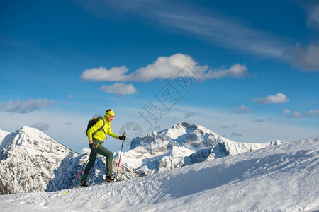 人在山站点雪鞋行走欧洲冰升级图片