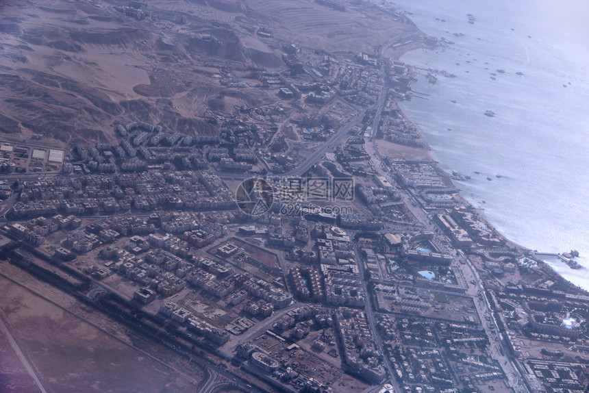 领土见过如画空中城市观房屋建筑物埃及海滨的景以埃上空的海边房屋建筑和海边的埃及飞行机从城镇上方AirirPanorama天空中全图片