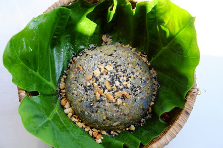 越南语高观人自制的粘糊大米配有芝麻盐廉价食用在竹篮绿叶上快速早餐以白种背景和阳光为蓝菜篮子自然竹图片