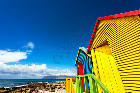 海滩上彩色的木头房屋图片