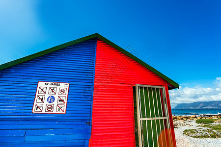 海滩上彩色的木头房屋图片