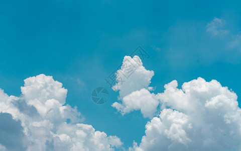 气候蓬松的天蓝色空上的白毛云轻触摸感觉像棉花白色浮肿的云彩大自然中的美人近身白积雪云彩背景阳光明媚的白云中天空图片