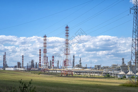 工厂和能源业概念石油天然气和化学厂炼油的电力和能源企业汽油蒸馏城市的图片