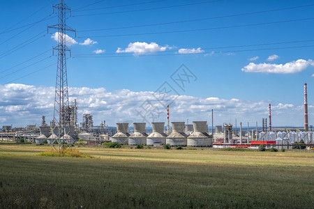 煤炭烟囱工厂和能源业概念石油天然气和化学厂炼油的电力和能源企业管道图片