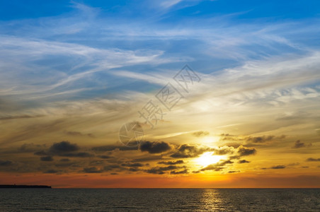 运动的太阳在海平面以下岸的日落地平线以下太阳风景优美旅行图片