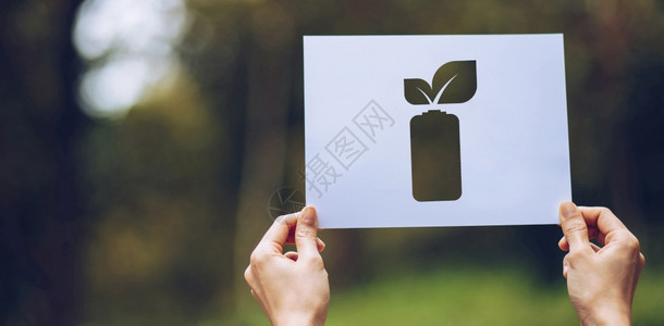 拯救世界生态概念的环境保护用手握剪纸将电池节能显示为省量的废纸部分抽象的植物生态系统图片
