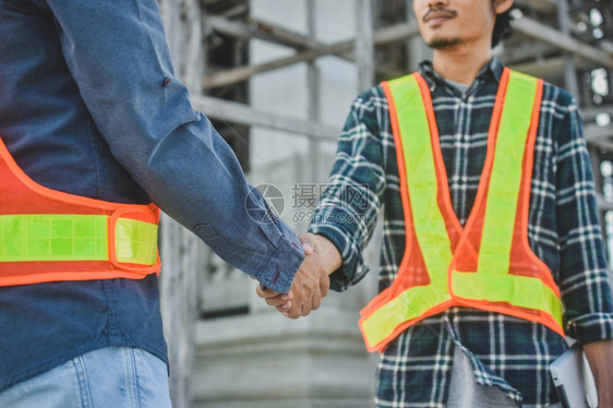 工业的男人握手概念两个工程师握手关于工地建设的成功程项目顾客图片